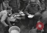 Standbild amerikanische Armee 29 Division Truppen Eygelshoven Niederlande, 1944, aus Sekunde 34 historischem Filmmaterial Videoclip 65675076975