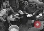 Standbild amerikanische Armee 29 Division Truppen Eygelshoven Niederlande, 1944, aus Sekunde 35 historischem Filmmaterial Videoclip 65675076975