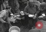 Standbild amerikanische Armee 29 Division Truppen Eygelshoven Niederlande, 1944, aus Sekunde 37 historischem Filmmaterial Videoclip 65675076975