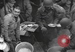 Standbild amerikanische Armee 29 Division Truppen Eygelshoven Niederlande, 1944, aus Sekunde 40 historischem Filmmaterial Videoclip 65675076975