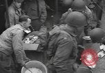 Standbild amerikanische Armee 29 Division Truppen Eygelshoven Niederlande, 1944, aus Sekunde 42 historischem Filmmaterial Videoclip 65675076975