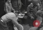 Standbild amerikanische Armee 29 Division Truppen Eygelshoven Niederlande, 1944, aus Sekunde 44 historischem Filmmaterial Videoclip 65675076975