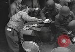Standbild amerikanische Armee 29 Division Truppen Eygelshoven Niederlande, 1944, aus Sekunde 47 historischem Filmmaterial Videoclip 65675076975