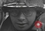 Standbild amerikanische Armee 29 Division Truppen Eygelshoven Niederlande, 1944, aus Sekunde 53 historischem Filmmaterial Videoclip 65675076975