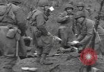 Standbild amerikanische Armee 29 Division Truppen Eygelshoven Niederlande, 1944, aus Sekunde 59 historischem Filmmaterial Videoclip 65675076975