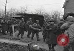 Immagine di I paracadutisti americani ha salutato da civili Nijmegen Paesi Bassi, 1944, secondo 3 filmato di repertorio 65675076980