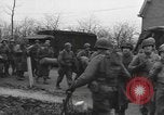 Immagine di I paracadutisti americani ha salutato da civili Nijmegen Paesi Bassi, 1944, secondo 4 filmato di repertorio 65675076980