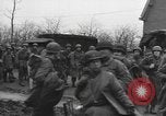 Immagine di I paracadutisti americani ha salutato da civili Nijmegen Paesi Bassi, 1944, secondo 6 filmato di repertorio 65675076980