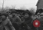 Immagine di I paracadutisti americani ha salutato da civili Nijmegen Paesi Bassi, 1944, secondo 7 filmato di repertorio 65675076980
