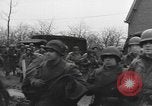 Immagine di I paracadutisti americani ha salutato da civili Nijmegen Paesi Bassi, 1944, secondo 8 filmato di repertorio 65675076980