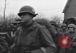 Immagine di I paracadutisti americani ha salutato da civili Nijmegen Paesi Bassi, 1944, secondo 9 filmato di repertorio 65675076980