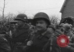 Immagine di I paracadutisti americani ha salutato da civili Nijmegen Paesi Bassi, 1944, secondo 10 filmato di repertorio 65675076980