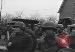 Immagine di I paracadutisti americani ha salutato da civili Nijmegen Paesi Bassi, 1944, secondo 11 filmato di repertorio 65675076980