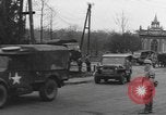 Immagine di I paracadutisti americani ha salutato da civili Nijmegen Paesi Bassi, 1944, secondo 12 filmato di repertorio 65675076980