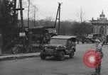 Immagine di I paracadutisti americani ha salutato da civili Nijmegen Paesi Bassi, 1944, secondo 13 filmato di repertorio 65675076980