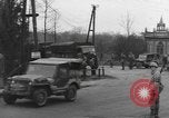 Immagine di I paracadutisti americani ha salutato da civili Nijmegen Paesi Bassi, 1944, secondo 14 filmato di repertorio 65675076980