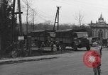 Immagine di I paracadutisti americani ha salutato da civili Nijmegen Paesi Bassi, 1944, secondo 20 filmato di repertorio 65675076980