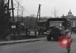 Immagine di I paracadutisti americani ha salutato da civili Nijmegen Paesi Bassi, 1944, secondo 24 filmato di repertorio 65675076980