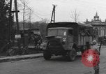 Immagine di I paracadutisti americani ha salutato da civili Nijmegen Paesi Bassi, 1944, secondo 25 filmato di repertorio 65675076980