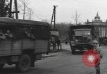 Immagine di I paracadutisti americani ha salutato da civili Nijmegen Paesi Bassi, 1944, secondo 27 filmato di repertorio 65675076980