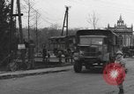 Immagine di I paracadutisti americani ha salutato da civili Nijmegen Paesi Bassi, 1944, secondo 28 filmato di repertorio 65675076980