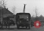 Immagine di I paracadutisti americani ha salutato da civili Nijmegen Paesi Bassi, 1944, secondo 29 filmato di repertorio 65675076980