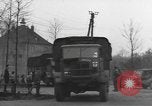 Immagine di I paracadutisti americani ha salutato da civili Nijmegen Paesi Bassi, 1944, secondo 30 filmato di repertorio 65675076980