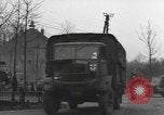 Immagine di I paracadutisti americani ha salutato da civili Nijmegen Paesi Bassi, 1944, secondo 31 filmato di repertorio 65675076980