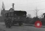 Immagine di I paracadutisti americani ha salutato da civili Nijmegen Paesi Bassi, 1944, secondo 39 filmato di repertorio 65675076980