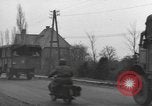 Immagine di I paracadutisti americani ha salutato da civili Nijmegen Paesi Bassi, 1944, secondo 41 filmato di repertorio 65675076980