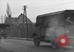 Immagine di I paracadutisti americani ha salutato da civili Nijmegen Paesi Bassi, 1944, secondo 42 filmato di repertorio 65675076980