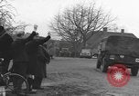 Immagine di I paracadutisti americani ha salutato da civili Nijmegen Paesi Bassi, 1944, secondo 45 filmato di repertorio 65675076980