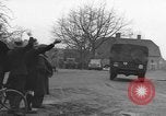 Immagine di I paracadutisti americani ha salutato da civili Nijmegen Paesi Bassi, 1944, secondo 46 filmato di repertorio 65675076980