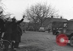 Immagine di I paracadutisti americani ha salutato da civili Nijmegen Paesi Bassi, 1944, secondo 47 filmato di repertorio 65675076980