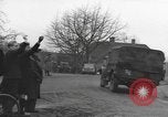 Immagine di I paracadutisti americani ha salutato da civili Nijmegen Paesi Bassi, 1944, secondo 48 filmato di repertorio 65675076980