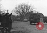 Immagine di I paracadutisti americani ha salutato da civili Nijmegen Paesi Bassi, 1944, secondo 49 filmato di repertorio 65675076980