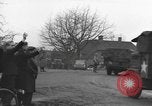 Immagine di I paracadutisti americani ha salutato da civili Nijmegen Paesi Bassi, 1944, secondo 50 filmato di repertorio 65675076980