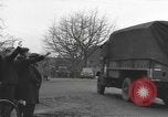 Immagine di I paracadutisti americani ha salutato da civili Nijmegen Paesi Bassi, 1944, secondo 51 filmato di repertorio 65675076980