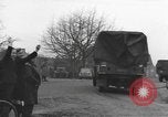 Immagine di I paracadutisti americani ha salutato da civili Nijmegen Paesi Bassi, 1944, secondo 52 filmato di repertorio 65675076980