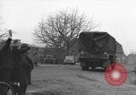 Immagine di I paracadutisti americani ha salutato da civili Nijmegen Paesi Bassi, 1944, secondo 53 filmato di repertorio 65675076980