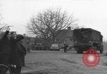 Immagine di I paracadutisti americani ha salutato da civili Nijmegen Paesi Bassi, 1944, secondo 54 filmato di repertorio 65675076980