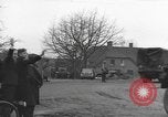 Immagine di I paracadutisti americani ha salutato da civili Nijmegen Paesi Bassi, 1944, secondo 55 filmato di repertorio 65675076980
