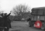 Immagine di I paracadutisti americani ha salutato da civili Nijmegen Paesi Bassi, 1944, secondo 56 filmato di repertorio 65675076980
