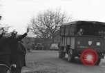 Immagine di I paracadutisti americani ha salutato da civili Nijmegen Paesi Bassi, 1944, secondo 57 filmato di repertorio 65675076980