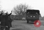 Immagine di I paracadutisti americani ha salutato da civili Nijmegen Paesi Bassi, 1944, secondo 58 filmato di repertorio 65675076980
