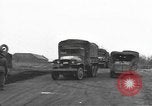 Immagine di I paracadutisti americani ha salutato da civili Nijmegen Paesi Bassi, 1944, secondo 60 filmato di repertorio 65675076980