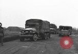 Immagine di I paracadutisti americani ha salutato da civili Nijmegen Paesi Bassi, 1944, secondo 61 filmato di repertorio 65675076980
