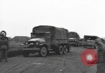 Immagine di I paracadutisti americani ha salutato da civili Nijmegen Paesi Bassi, 1944, secondo 62 filmato di repertorio 65675076980