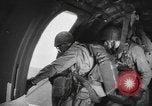 Immagine di Noi di fanteria paracadute fare pratica caduta nella seconda guerra mondiale Inghilterra, 1944, secondo 1 filmato di repertorio 65675077002