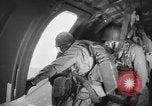 Immagine di Noi di fanteria paracadute fare pratica caduta nella seconda guerra mondiale Inghilterra, 1944, secondo 3 filmato di repertorio 65675077002